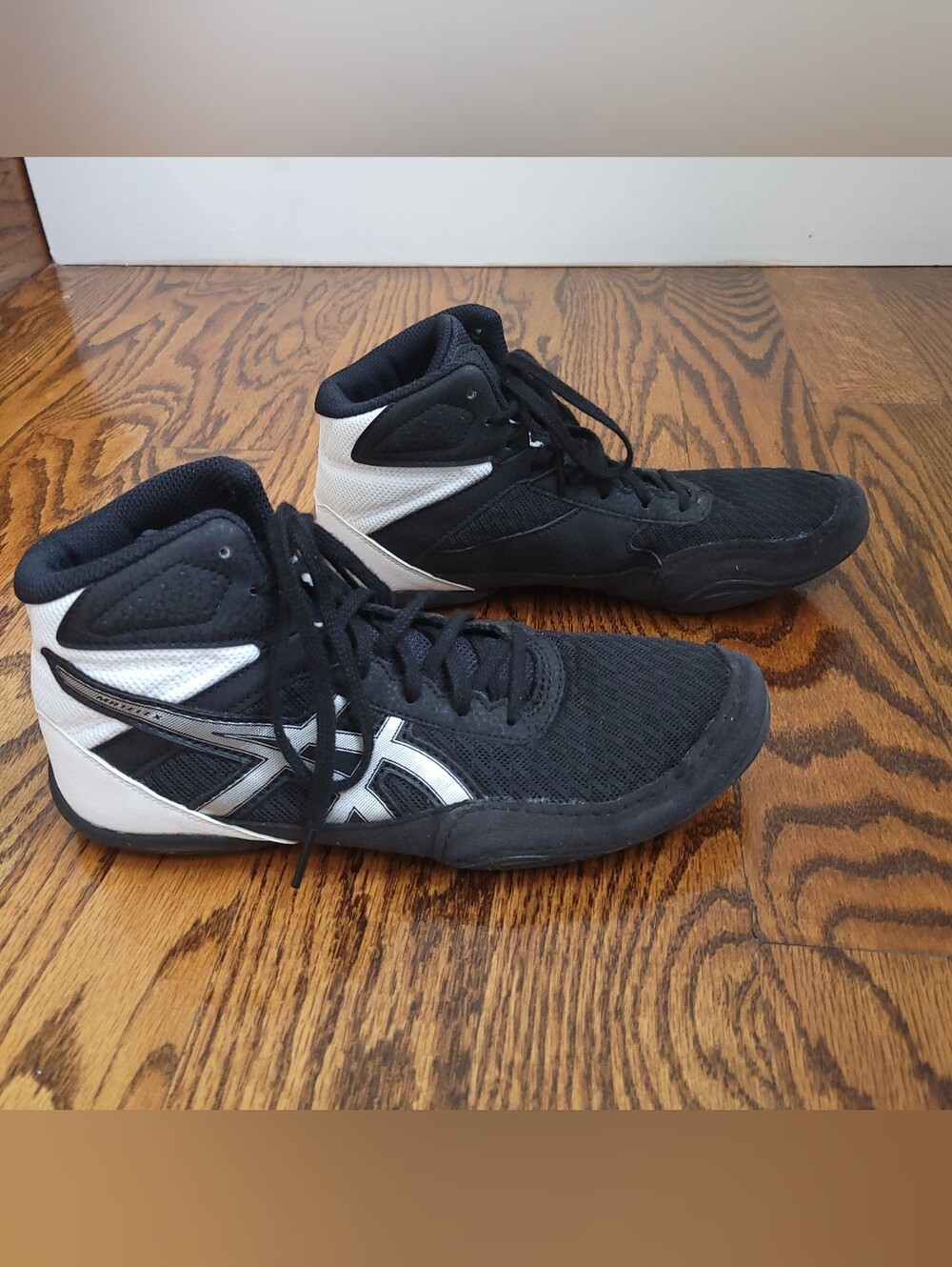 ASICS Maxflex Black and White Youth High-Top Wrestling Sneakers Size 6